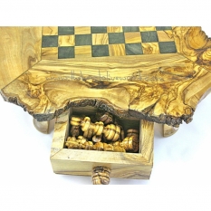 El tablero lleva incorporado en su parte inferior, dos cajoncitos en los extremos opuestos de la tabla para guardar las piezas del ajedrez. n